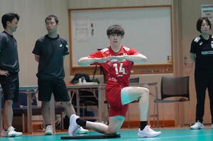 別メニューで調整するバレーボール男子日本代表石川祐希(撮影･足立雅史)