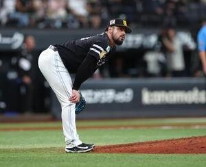 日本ハム対ソフトバンク　7回裏、水野達稀に満塁本塁打を浴び肩を落とすオスナ(撮影･黒川智章)