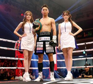 北野武郎対エルソン･トリニダード　勝利し、ベルトを持ち記念撮影を行う北野武郎(撮影･山本朝陽)