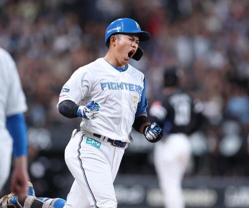 日本ハム対ソフトバンク　5回裏日本ハム1死一、三塁、3点本塁打を放ち叫ぶ今川優馬(撮影･黒川智章)