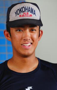 囲み取材を受ける横浜･織田翔希(撮影･垰建太)