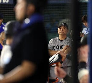 DeNA対巨人　打線が湿り厳しい表情の巨人橋上秀樹監督代行(撮影･浅見桂子)
