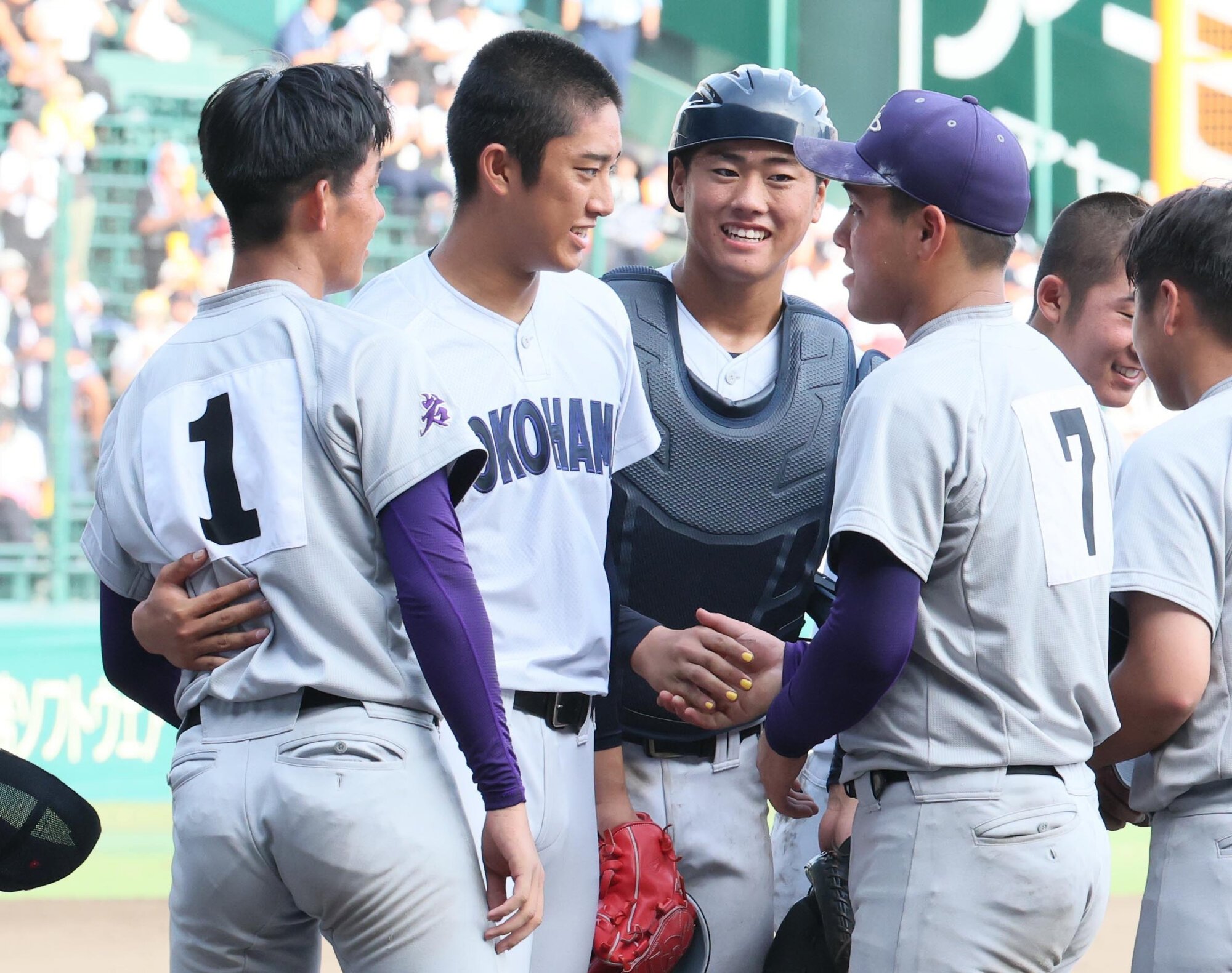 試合後に健闘をたたえ合う横浜の織田翔希投手(左から2人目)と花巻東の選手たち=小林一茂撮影
