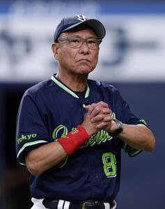 阪神対ヤクルト　9回表を終え、選手交代を告げたヤクルト池山隆寛監督(撮影･前田充)