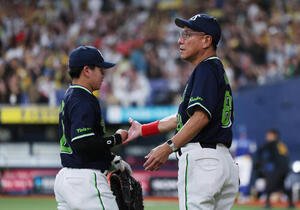 阪神対ヤクルト　阪神にサヨナラ負けを喫し、ナインを出迎えるヤクルト池山隆寛監督(右)(撮影･前田充)