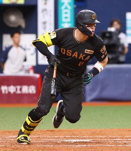 阪神対ヤクルト　9回裏阪神無死三塁、佐藤輝明は同点適時打を放つ(撮影･上田博志)