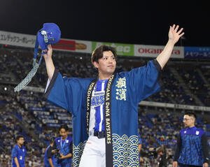 DeNA対巨人　勝利し手を振りながら引き揚げるDeNA東克樹(撮影･増田悦実)