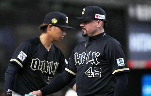 西武対オリックス　9回裏西武2死一、二塁、源田壮亮にサヨナラ打を許し、引き揚げるアンドレス･マチャド(右)撮影･滝沢徹郎)