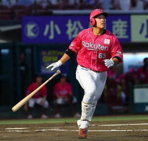 楽天対ロッテ　2回裏楽天2死二塁、先制2点本塁打を放つ堀内謙伍(撮影･野上伸悟)