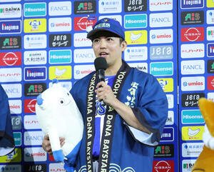DeNA対巨人　勝利しヒーローインタビューに応える東克樹(撮影･増田悦実)