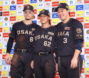 阪神対ヤクルト　お立ち台で笑顔を見せる左から佐藤輝明、植田海、大山悠輔(撮影･上田博志)