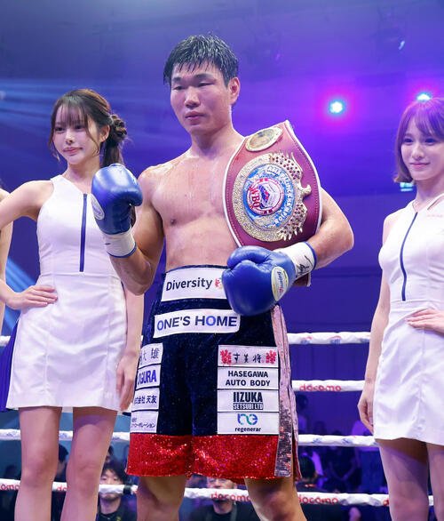 宇津木秀対高橋麗斗　宇津木秀に勝利し、記念撮影を行った高橋麗斗(撮影･山本朝陽)