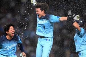 西武対オリックス　9回裏西武2死一、二塁、サヨナラ打を放った源田壮亮(中央)はウオーターシャワーで祝福される(撮影･滝沢徹郎)