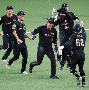 十回裏阪神1死満塁、大山(3)はサヨナラの左犠飛を放ち祝福される