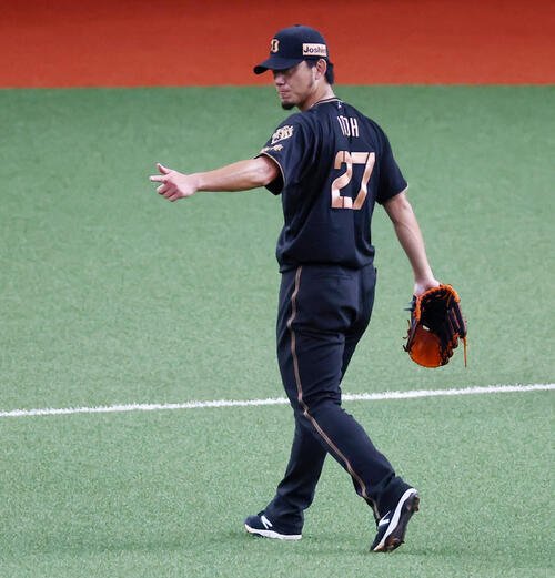阪神対ヤクルト　5回表ヤクルト1死一塁、伊藤将司は並木秀尊を投ゴロ併殺に仕留め野手に向かってポーズを決める(撮影･加藤哉)