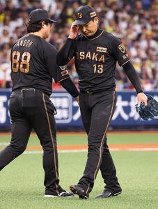 阪神対ヤクルト　8回表ヤクルト2死満塁、押し出し四球を与え降板する岩崎優(右)(撮影･上田博志)