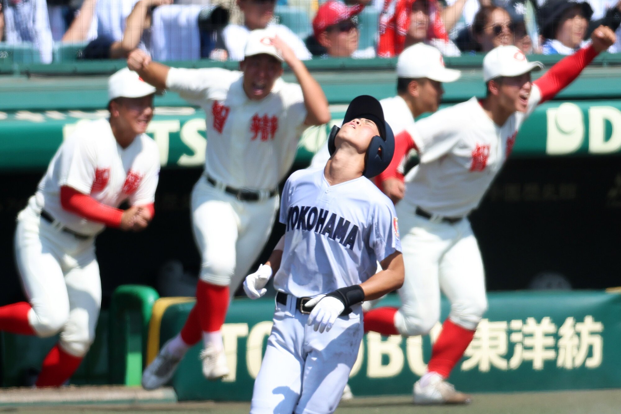 横浜―智弁和歌山　九回表横浜2死一、二塁、小林大は遊飛倒れ試合終了=内海日和撮影
