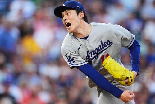 ロッキーズ戦で力投するドジャース佐々木朗希(AP)