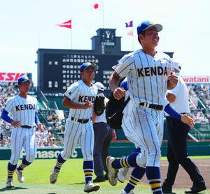 天理対健大高崎　決勝進出を果たし喜ぶ健大高崎･佐藤麻恩(右)らナイン(撮影･垰建太)
