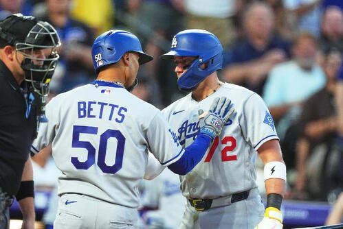 ロッキーズ戦4回、ソロ本塁打を放ったドジャース･ベッツ(左)