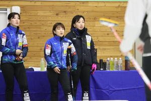試合前練習に臨むロコ･ソラーレ(左から)松沢弥子、鈴木夕湖、藤沢五月

