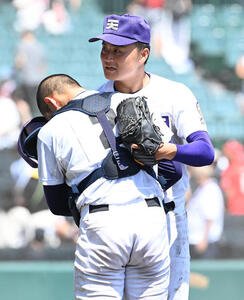 天理対健大高崎　試合後、小沢典弘捕手(左)と抱き合う天理の長尾亮大(撮影･石井愛子)