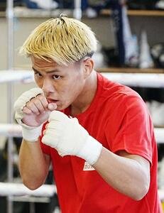 公開練習でシャドーボクシングに臨む藤木勇我(撮影･小沢裕)