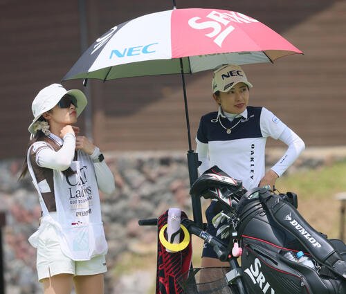 CATレディースのプロアマ戦でティーショットの順番を待つ安田祐香(右)と姉の美祐キャディー(撮影･水谷安孝)