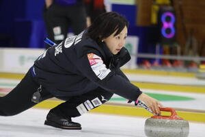 ストーンを放つロコ･ソラーレ藤沢五月