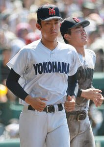 横浜対智弁和歌山　智弁和歌山に敗れベンチを出る横浜の織田翔希(撮影･上山淳一)