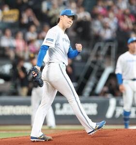 日本ハム対ソフトバンク　1回表ソフトバンク1死、周東佑京を二ゴロにとりガッツポーズの山崎福也(撮影･黒川智章)