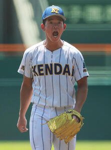 天理対健大高崎　5回表天理無死、佐藤麻恩は関村偉千陽を空振り三振に仕留め雄たけびを上げる(撮影･上山淳一)