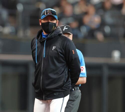 日本ハム対ソフトバンク　選手交代を告げる新庄剛志監督(撮影･黒川智章)