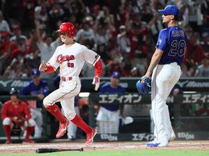 広島対中日　9回裏広島2死二、三塁、アルバート･アブレウの暴投でサヨナラのホームを踏む辰見鴻之介(撮影･加藤孝規)