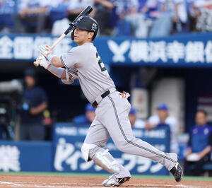 DeNA対巨人　1回表巨人2死二塁、適時二塁打を放つ大城卓三(撮影･増田悦実)