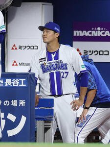DeNA対巨人　3回表を坂本裕哉が抑え、悔しい表情でナインを出迎える藤浪晋太郎(撮影･増田悦実)