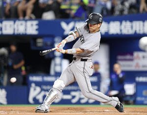DeNA対巨人　3回表無死一、二塁、適時打を放つ大城卓三(撮影･増田悦実)