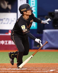 阪神対ヤクルト　2回裏阪神1死、坂本誠志郎は先制ソロ本塁打を放つ(撮影･上田博志)