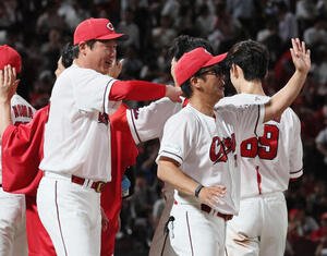 広島対中日　サヨナラの走者辰見鴻之介(右)を迎える新井貴浩監督(撮影･加藤孝規)