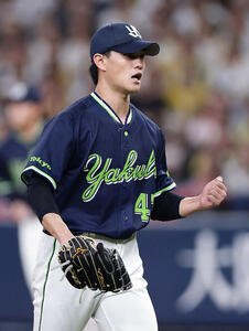 阪神対ヤクルト　6回裏阪神2死一、二塁、代打中野拓夢を遊直に打ち取りガッツポーズする高橋奎二(撮影･前田充)