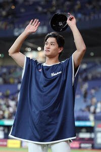 阪神対ヤクルト　阪神に勝利し、ファンの声援に応えるヤクルト高橋奎二(撮影･前田充)