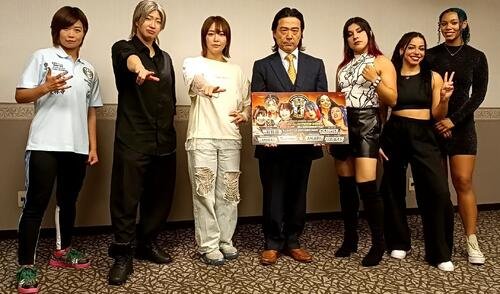 対戦する(左から)MIRAI＆彩羽匠＆Sareeeと(平井丈雅代表をはさんで)AKARI＆アリア･ジェームズ＆リア･ナイト