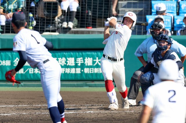 三回裏智弁和歌山無死二、三塁、楠本は右越えに3点本塁打を放つ。二塁走者山田、横浜の投手織田、捕手脇山＝内海日和撮影