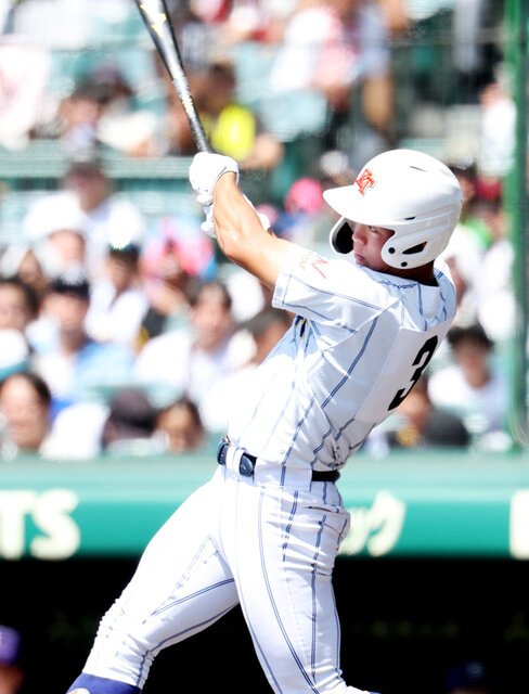 一回裏健大高崎1死一、二塁、佐藤は右前に先制適時打を放つ＝芹沢みなほ撮影