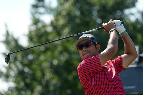 BMW選手権が開幕、2番でショットを放つ松山英樹(AP)