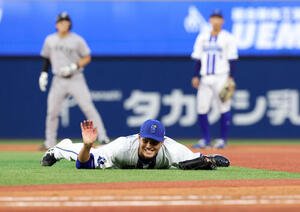 DeNA対巨人　2回表巨人2死一塁、浦田俊輔の投手強襲打を倒れ込みながら送球も内野安打となり悔しがる藤浪晋太郎(撮影･浅見桂子)