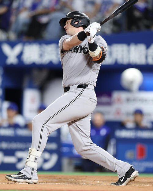 DeNA対巨人　9回表巨人2死、安打を放つボビー･ダルベック(撮影･増田悦実)