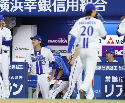 DeNA対巨人　3回表を坂本裕哉が抑え、悔しい表情でナインを出迎える藤浪晋太郎(撮影･増田悦実)