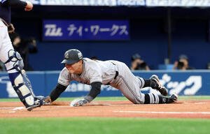 DeNA対巨人　1回表巨人1死一、三塁、泉口友汰の二塁盗塁の間に三塁走者佐々木俊輔が先制の生還(撮影･浅見桂子)