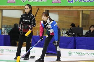 フォルティウス小林未奈(右)と韓国のキム･ウンジョン